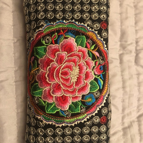 Floral embroidery clutch - Picture 3 of 3